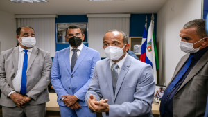 Prefeito recebe servidores municipais e ouve pleito da categoria