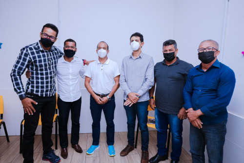 Prefeito Elinaldo se re&uacute;ne com l&iacute;deres da igreja Quadrangular e &eacute; homenageado