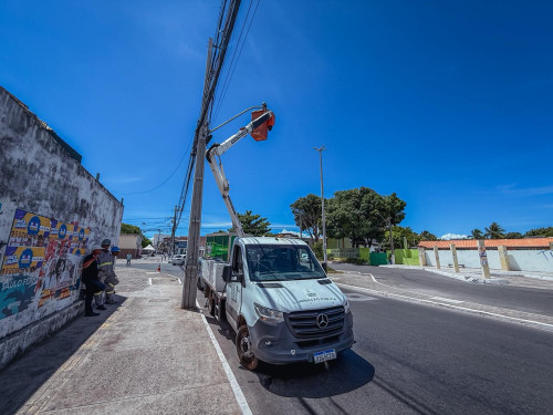 Modernização da iluminação de LED avança e chega ao Centro de Lauro de Freitas